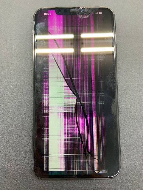 iPhone11ProMax 液晶 修理ご依頼いただきました。