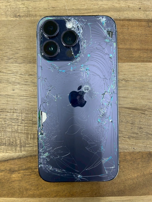 📱背面ガラスがバキバキになったiPhone14ProMAX放置してて大丈夫…