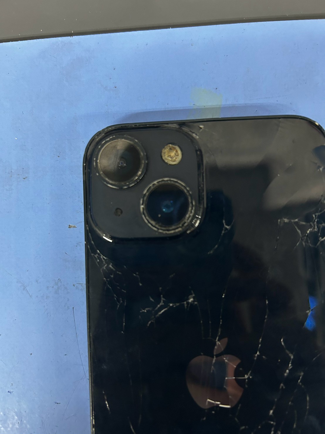 【iPhone 14】バキバキに割れた背面ガラスとバッテリー劣化を同…