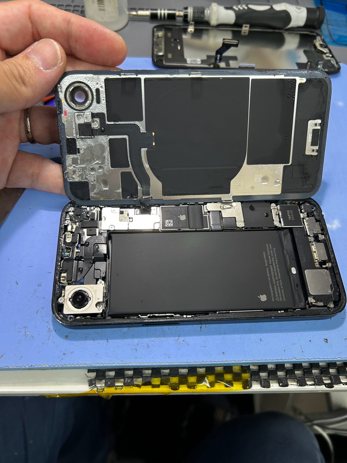 【iPhone 16e】水没で画面が映らない…！内部クリーニングと画面…