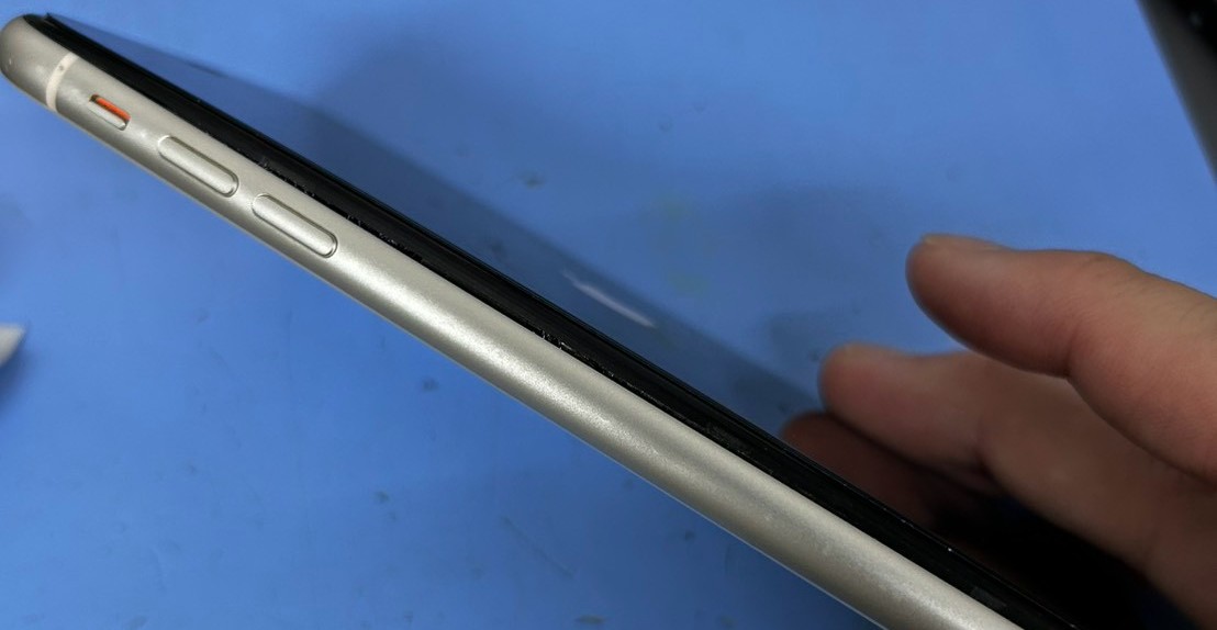 【iPhone 11】画面が浮いてきた？バッテリー膨張による危険と即…