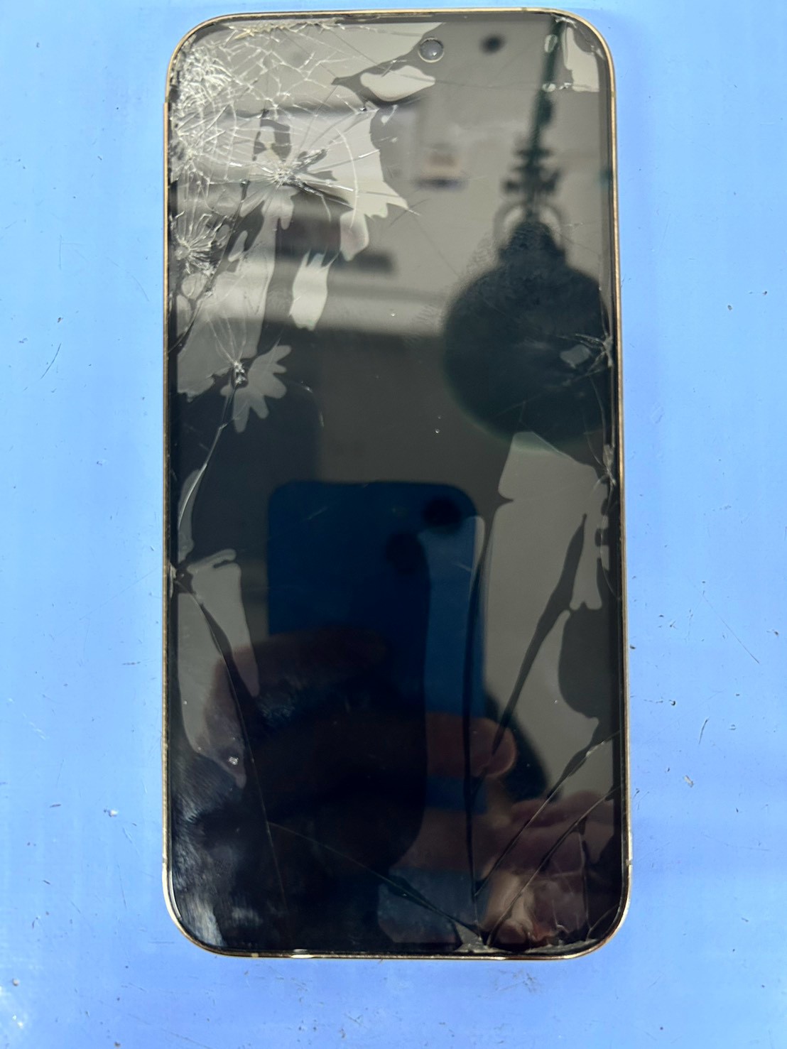 【iPhone 14 Pro Max】フレーム歪み・凹みのある画面割れ修理！…