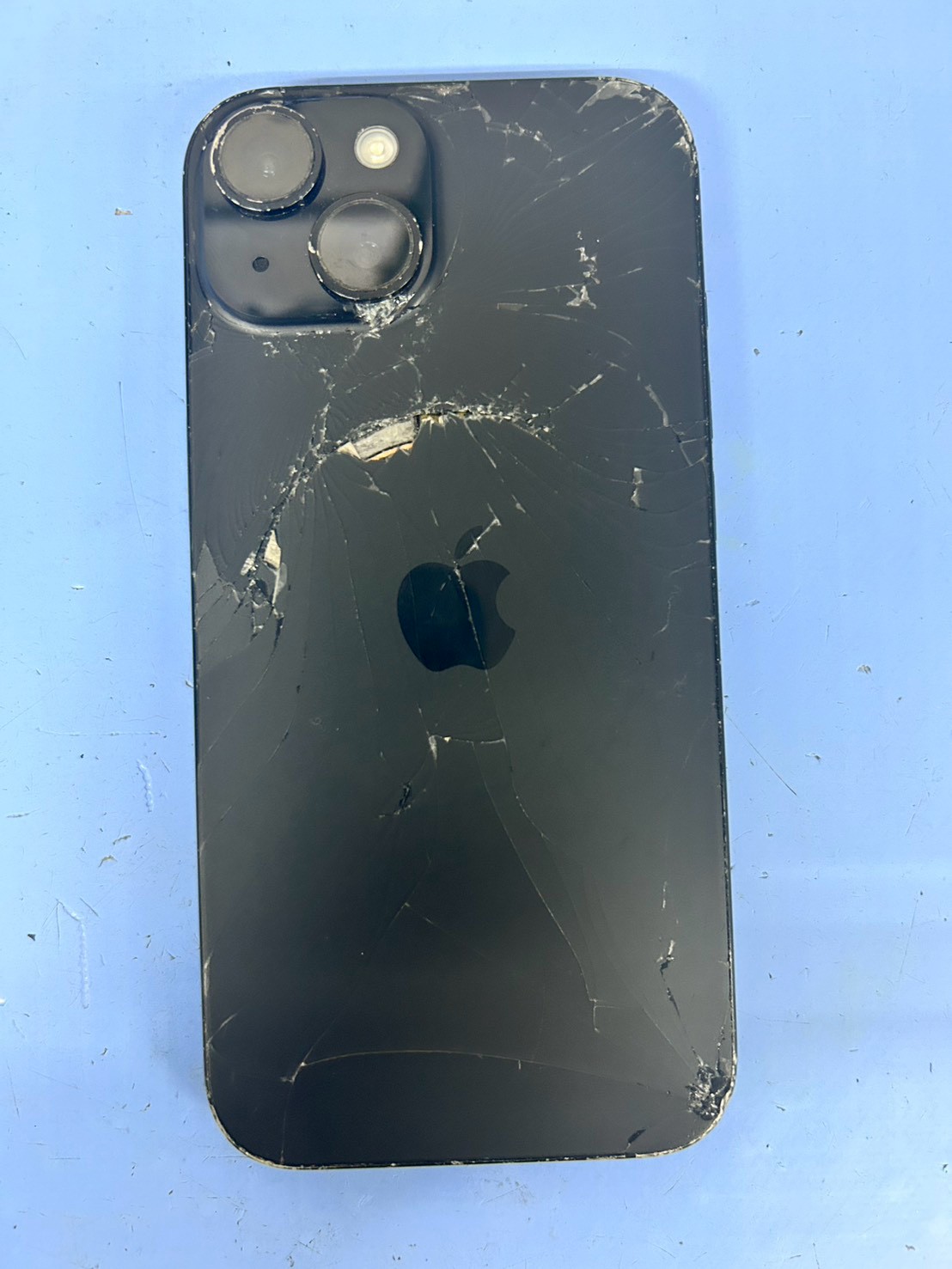 【iPhone 15】背面パネル激しく破損&バッテリー膨張!背面ガラ…